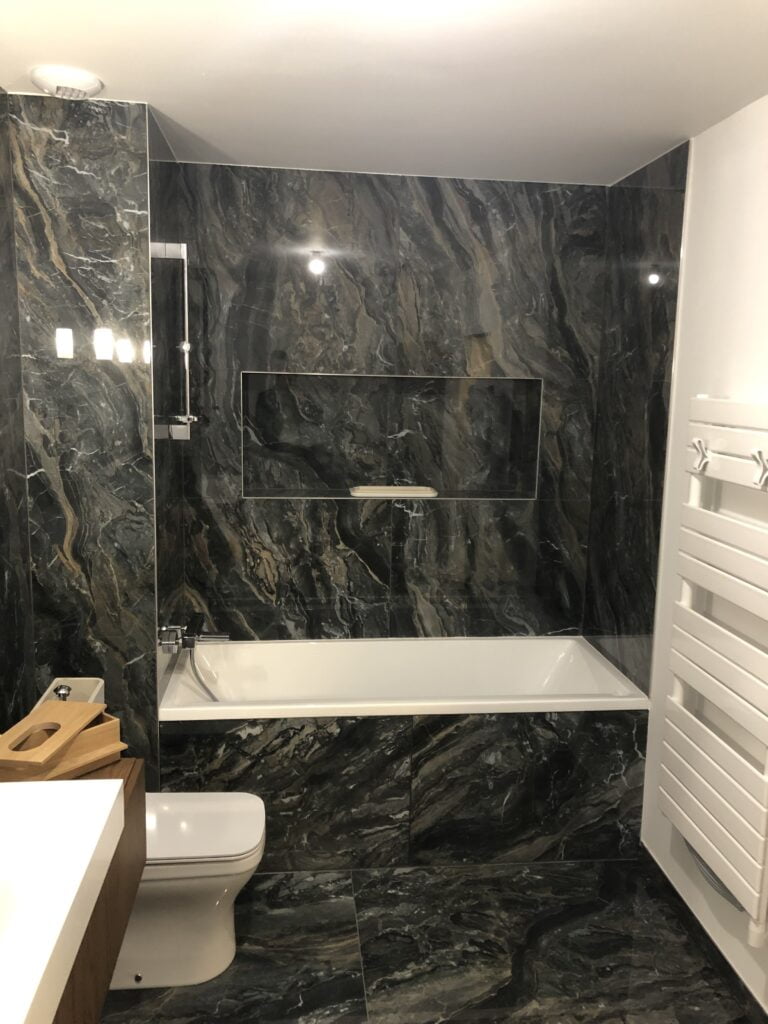 Faïences murales effet marbre dans une salle de bain