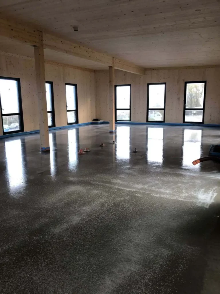 Chape fluide ou traditionnelle avant la pose d'un revêtement