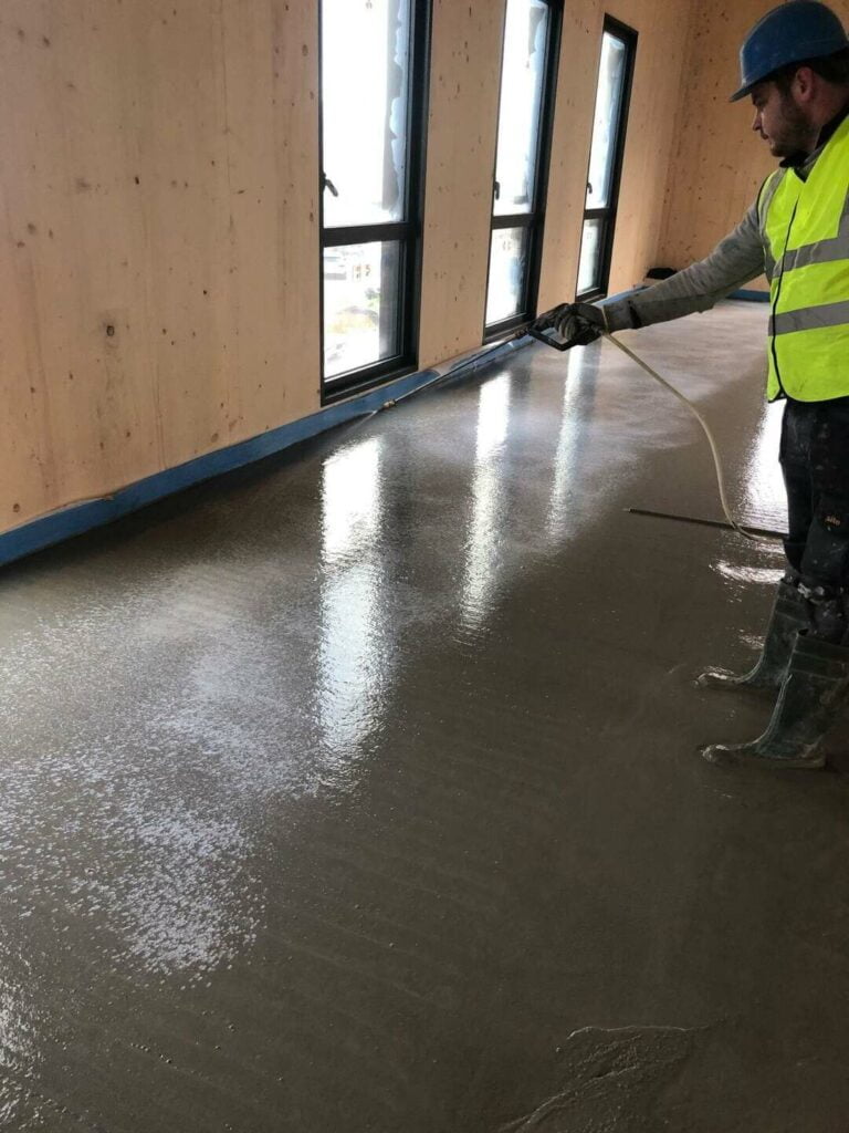 Chape fluide ou traditionnelle en préparation