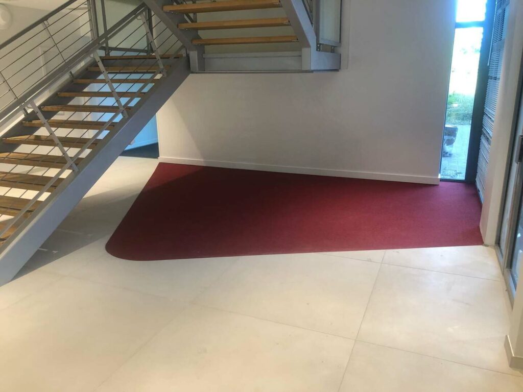 Hall d’entrée avec réalisation du logo de l’entreprise