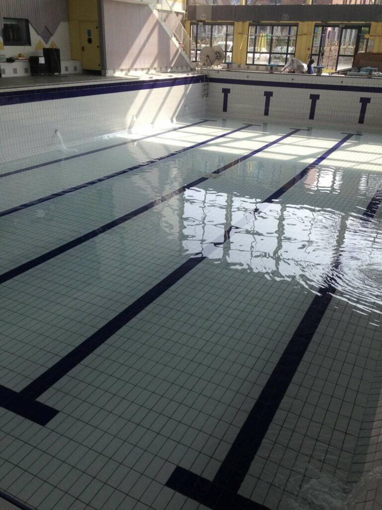 Réalisation carrelage extérieur pour une piscine municipale